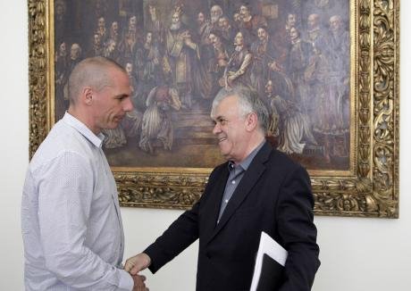 Μυστήριο: Τι συζήτησαν Βαρουφάκης-Δραγασάκης στους διαδρόμους της βουλής [εικόνες] | iefimerida.gr 1