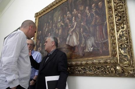 Μυστήριο: Τι συζήτησαν Βαρουφάκης-Δραγασάκης στους διαδρόμους της βουλής [εικόνες] | iefimerida.gr 2