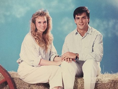 Η άγνωστη Ρενέ Ζελβέργκερ -Μαθήτρια με καυτό μίνι έκανε τη μαζορέτα [εικόνες] | iefimerida.gr 0