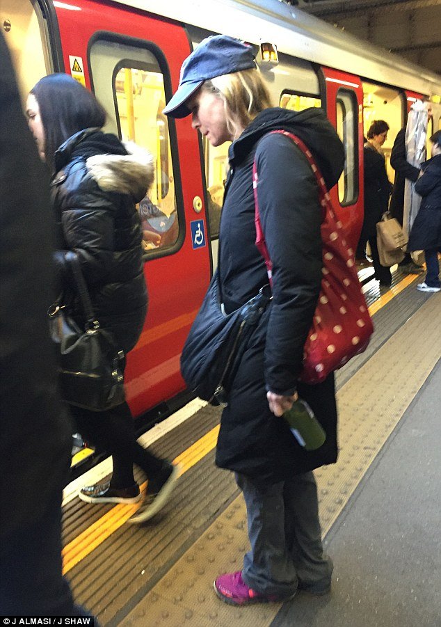 Η Ρενέ Ζελβέγκερ στο μετρό -Μια άλλη γυναίκα [εικόνες] | iefimerida.gr 0