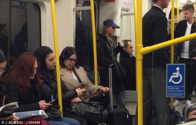 Η Ρενέ Ζελβέγκερ στο μετρό -Μια άλλη γυναίκα [εικόνες] | iefimerida.gr 1