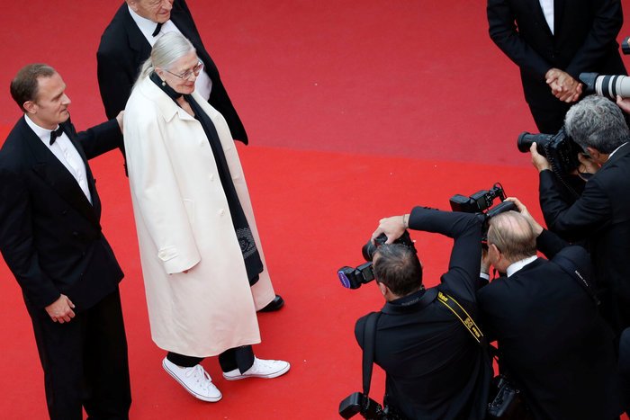 Μια κυρία με αθλητικά στο κόκκινο χαλί των Καννών [εικόνες] | iefimerida.gr 2