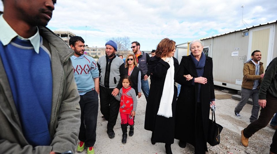 Η Βανέσα Ρεντγκρέιβ αγκαζέ με τη Μιμή Ντενίση και τον Μουζάλα στον καταυλισμό προσφύγων του Ελαιώνα [εικόνες] | iefimerida.gr 0