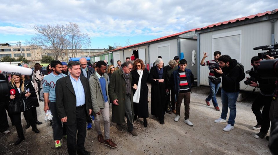 Η Βανέσα Ρεντγκρέιβ αγκαζέ με τη Μιμή Ντενίση και τον Μουζάλα στον καταυλισμό προσφύγων του Ελαιώνα [εικόνες] | iefimerida.gr 1