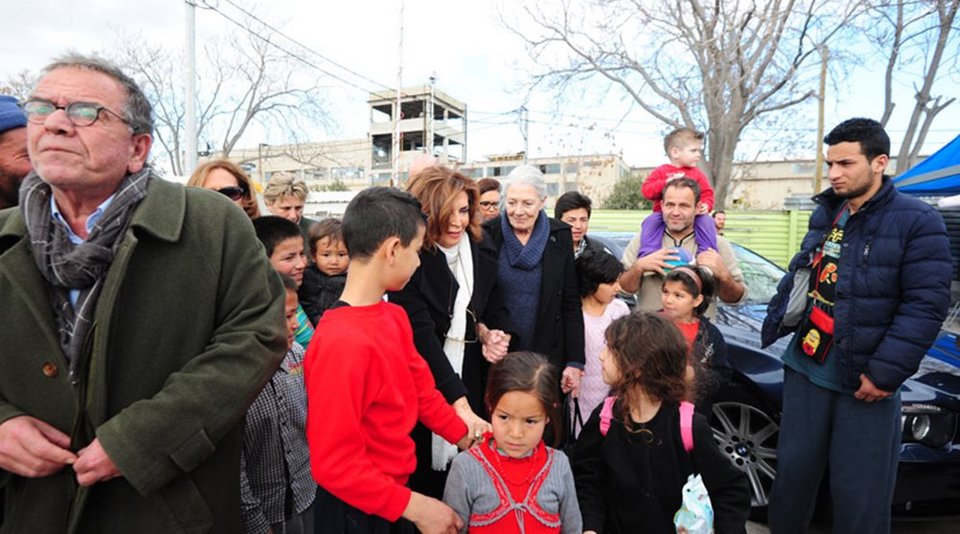 Η Βανέσα Ρεντγκρέιβ αγκαζέ με τη Μιμή Ντενίση και τον Μουζάλα στον καταυλισμό προσφύγων του Ελαιώνα [εικόνες] | iefimerida.gr 2