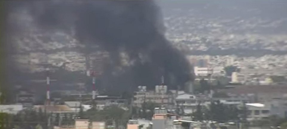 Υπό μερικό έλεγχο η πυρκαγιά που ξέσπασε σε μεταφορική εταιρεία στου Ρέντη [εικόνες] | iefimerida.gr 8