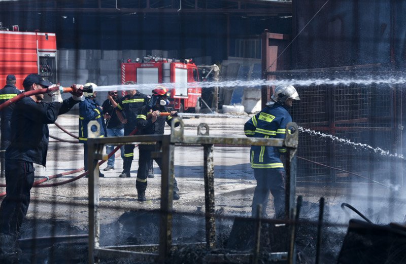 Υπό μερικό έλεγχο η πυρκαγιά που ξέσπασε σε μεταφορική εταιρεία στου Ρέντη [εικόνες] | iefimerida.gr 0