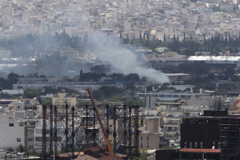 Υπό μερικό έλεγχο η πυρκαγιά που ξέσπασε σε μεταφορική εταιρεία στου Ρέντη [εικόνες] | iefimerida.gr 6