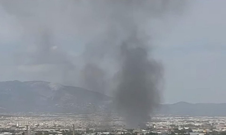 Υπό μερικό έλεγχο η πυρκαγιά που ξέσπασε σε μεταφορική εταιρεία στου Ρέντη [εικόνες] | iefimerida.gr 10