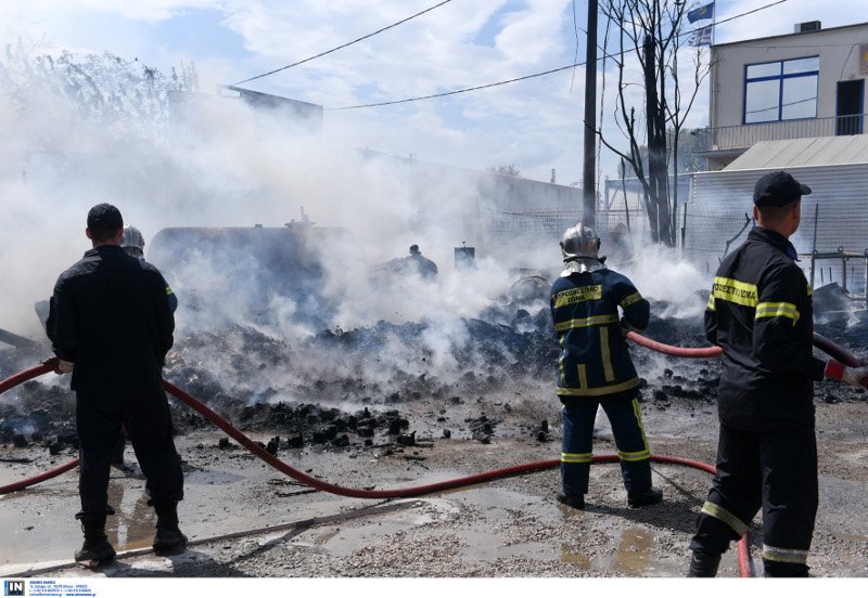 Υπό μερικό έλεγχο η πυρκαγιά που ξέσπασε σε μεταφορική εταιρεία στου Ρέντη [εικόνες] | iefimerida.gr 4