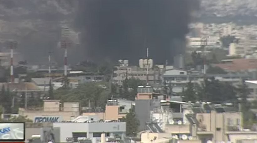 Υπό μερικό έλεγχο η πυρκαγιά που ξέσπασε σε μεταφορική εταιρεία στου Ρέντη [εικόνες] | iefimerida.gr 9