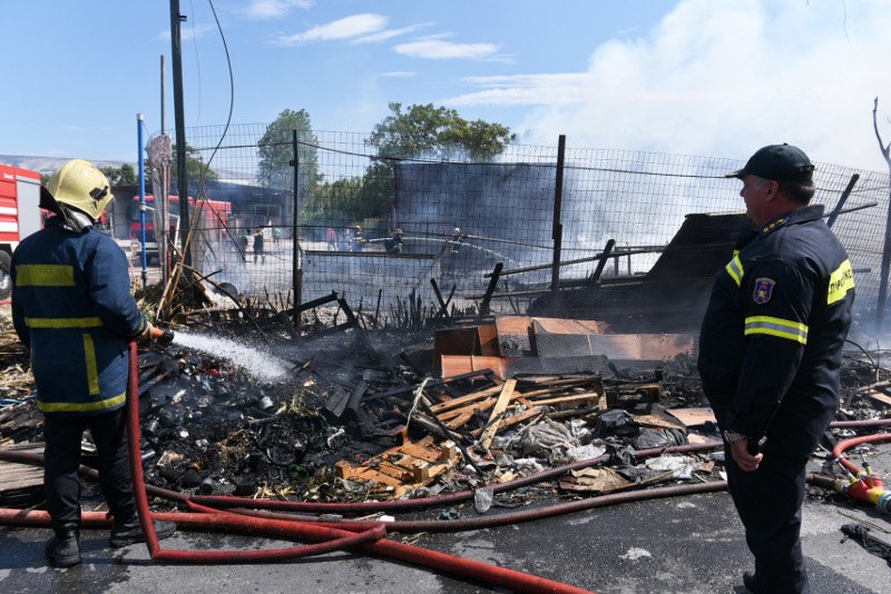 Υπό μερικό έλεγχο η πυρκαγιά που ξέσπασε σε μεταφορική εταιρεία στου Ρέντη [εικόνες] | iefimerida.gr 3