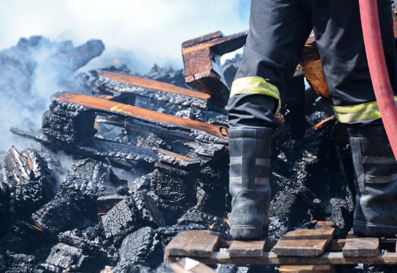 Υπό μερικό έλεγχο η πυρκαγιά που ξέσπασε σε μεταφορική εταιρεία στου Ρέντη [εικόνες] | iefimerida.gr 2