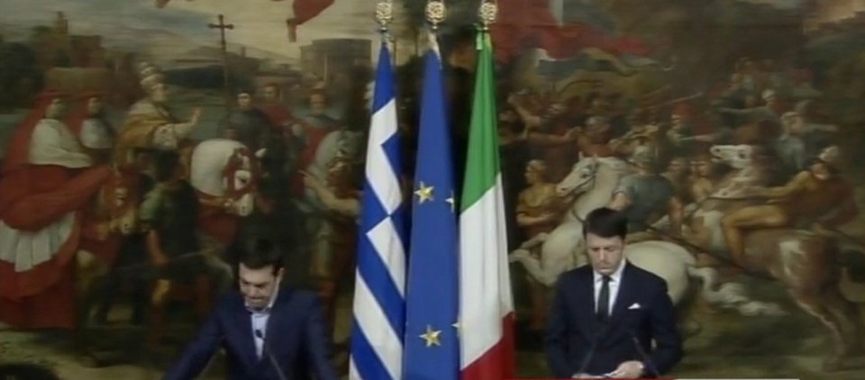 Εστειλε μήνυμα με το κινητό του ο Ρέντσι την ώρα της ομιλίας Τσίπρα [εικόνες] | iefimerida.gr 1