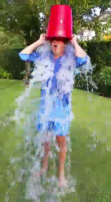 Τώρα άρχισαν και οι πρωθυπουργοί να μπουγελώνονται -Ποιος έκανε την αρχή [εικόνες] | iefimerida.gr 1