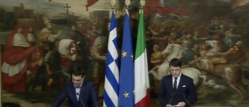 Εστειλε μήνυμα με το κινητό του ο Ρέντσι την ώρα της ομιλίας Τσίπρα [εικόνες] | iefimerida.gr 0