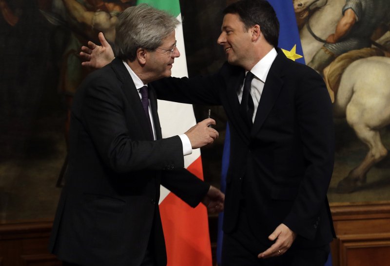 Το δώρο του Ρέντσι στον διάδοχό του -Σε χαλαρό κλίμα η τελετή παράδοσης [εικόνες] | iefimerida.gr 1