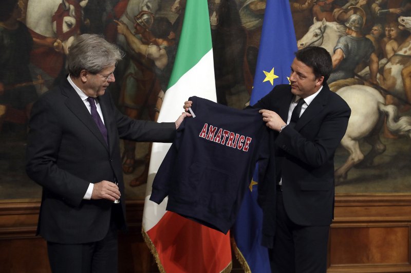 Το δώρο του Ρέντσι στον διάδοχό του -Σε χαλαρό κλίμα η τελετή παράδοσης [εικόνες] | iefimerida.gr 3