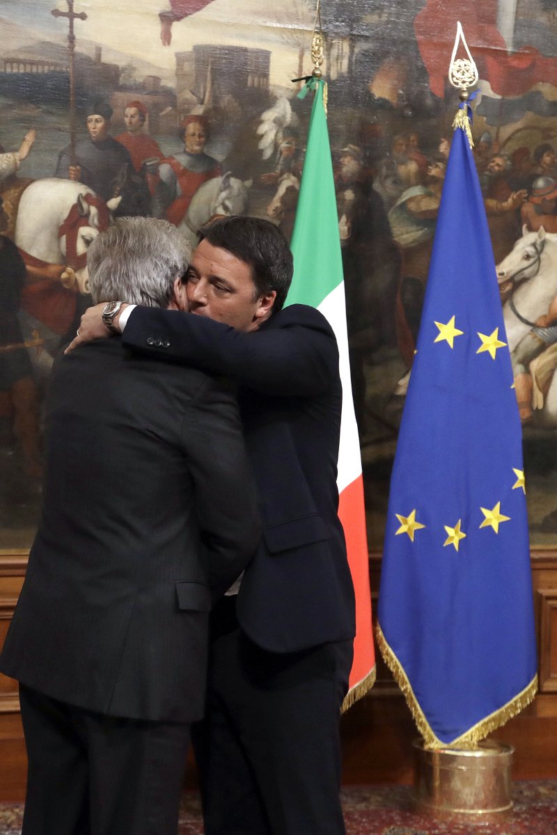 Το δώρο του Ρέντσι στον διάδοχό του -Σε χαλαρό κλίμα η τελετή παράδοσης [εικόνες] | iefimerida.gr 5