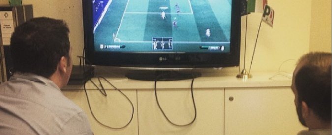 Ο Ρέντσι παίζει playstation περιμένοντας τα εκλογικά αποτελέσματα [εικόνες] | iefimerida.gr 2