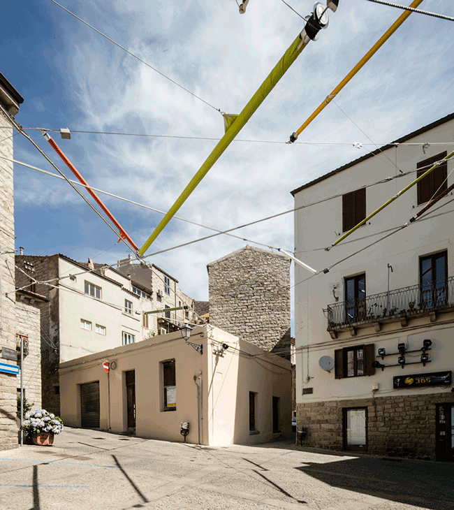 Ο Ρέντσο Πιάνο εντυπωσιάζει: Καλύπτει με πολύχρωμα υφάσματα πόλη της Σαρδηνίας [εικόνες] | iefimerida.gr 2