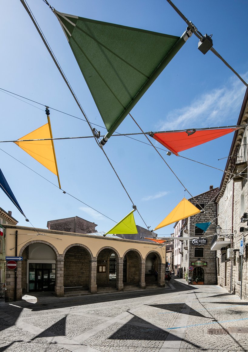 Ο Ρέντσο Πιάνο εντυπωσιάζει: Καλύπτει με πολύχρωμα υφάσματα πόλη της Σαρδηνίας [εικόνες] | iefimerida.gr 0