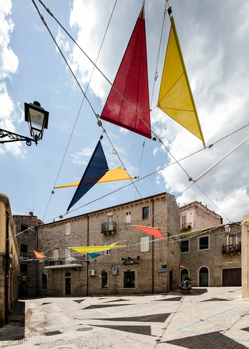 Ο Ρέντσο Πιάνο εντυπωσιάζει: Καλύπτει με πολύχρωμα υφάσματα πόλη της Σαρδηνίας [εικόνες] | iefimerida.gr 1