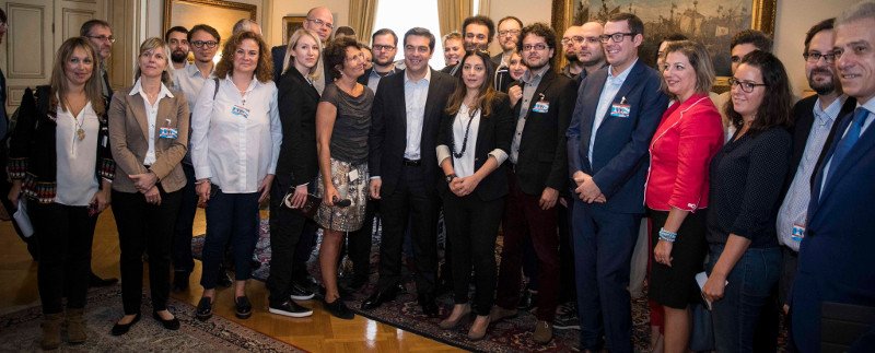 Η ρεπόρτερ που δεν μπορούσε να πάρει τα μάτια της από τον Αλέξη Τσίπρα [εικόνες] | iefimerida.gr 1