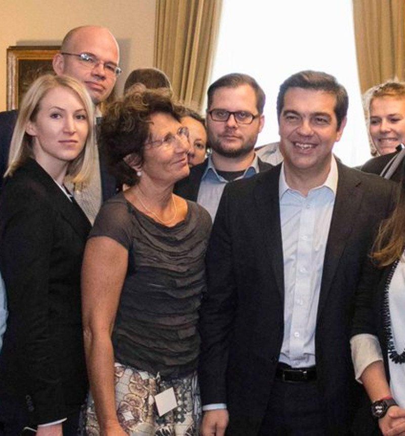 Η ρεπόρτερ που δεν μπορούσε να πάρει τα μάτια της από τον Αλέξη Τσίπρα [εικόνες] | iefimerida.gr 0