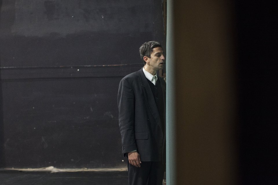 Ο Άρης Σερβετάλης σε έργο του Ευθύμη Φιλίππου [εικόνες] | iefimerida.gr 2