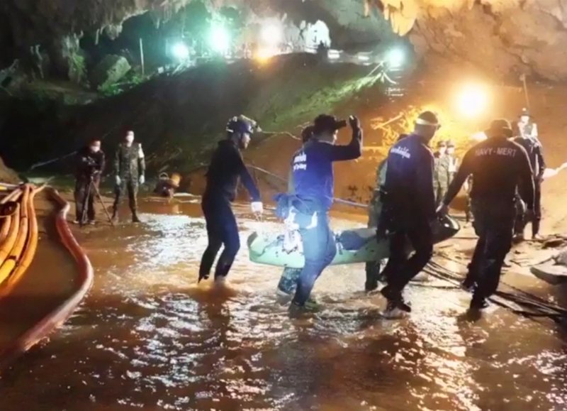 Μέσα από πολύ στενά περάσματα έπρεπε να περάσουν οι δύτες με τα παιδιά, προκειμένου να τα βγάλουν