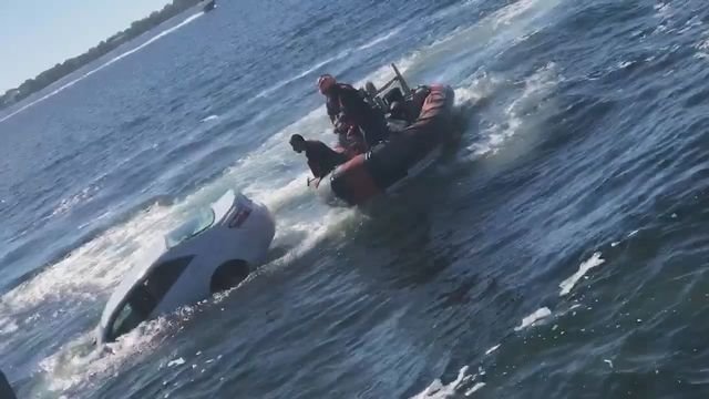 Εσωσαν στο «τσακ» οδηγό που έπεσε με το ΙΧ του σε λιμάνι της Φλόριντα [βίντεο]  | iefimerida.gr 0