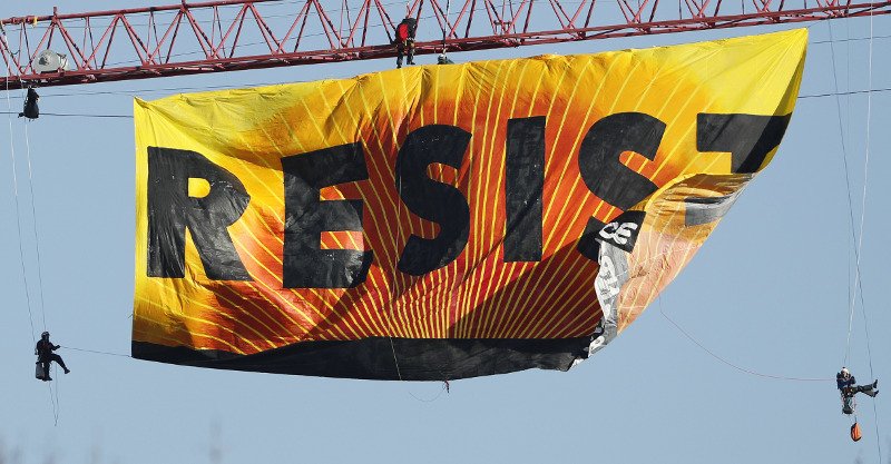 «Αντισταθείτε» -Το τεράστιο πανό που ύψωσαν κοντά στον Λευκό Οίκο [εικόνες] | iefimerida.gr 3