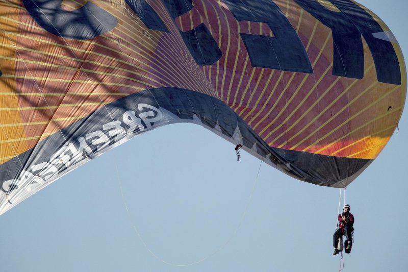 «Αντισταθείτε» -Το τεράστιο πανό που ύψωσαν κοντά στον Λευκό Οίκο [εικόνες] | iefimerida.gr 4