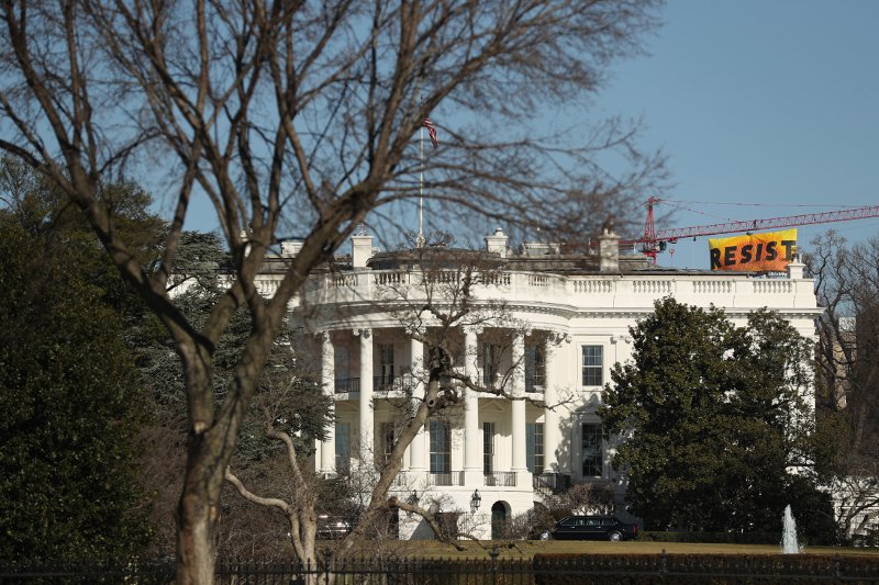 «Αντισταθείτε» -Το τεράστιο πανό που ύψωσαν κοντά στον Λευκό Οίκο [εικόνες] | iefimerida.gr 0