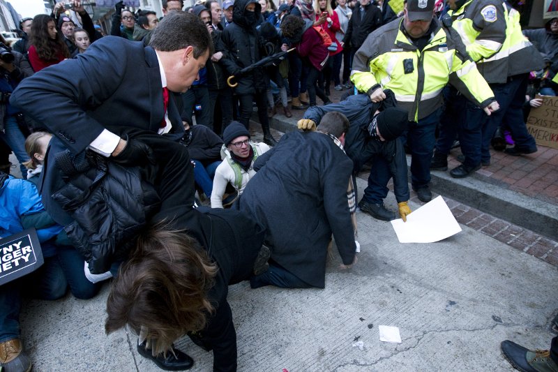 Χάος, βίαια επεισόδια, ένας γυμνός διαδηλωτής κι ογκώδεις πορείες στιγμάτισαν την ορκωμοσία Τραμπ [εικόνες & βίντεο]  | iefimerida.gr 11