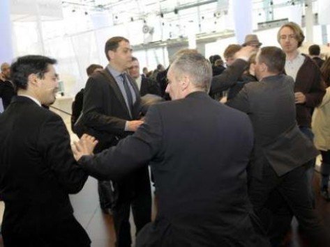 Πέταξαν τούρτα στον Φίλιπ Ρέσλερ [εικόνες και βίντεο] | iefimerida.gr 0