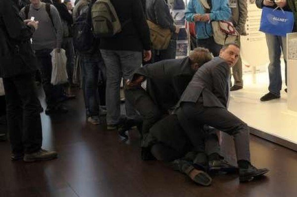 Πέταξαν τούρτα στον Φίλιπ Ρέσλερ [εικόνες και βίντεο] | iefimerida.gr 1