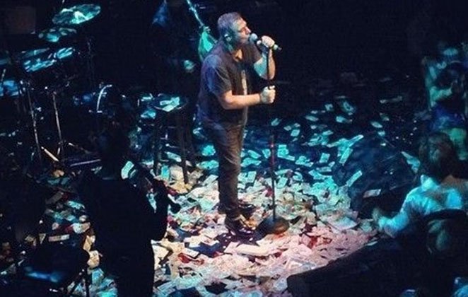 Λεφτά υπάρχουν: Εραναν με δολάρια τον Ρέμο οι ομογενείς [εικόνες] | iefimerida.gr 1