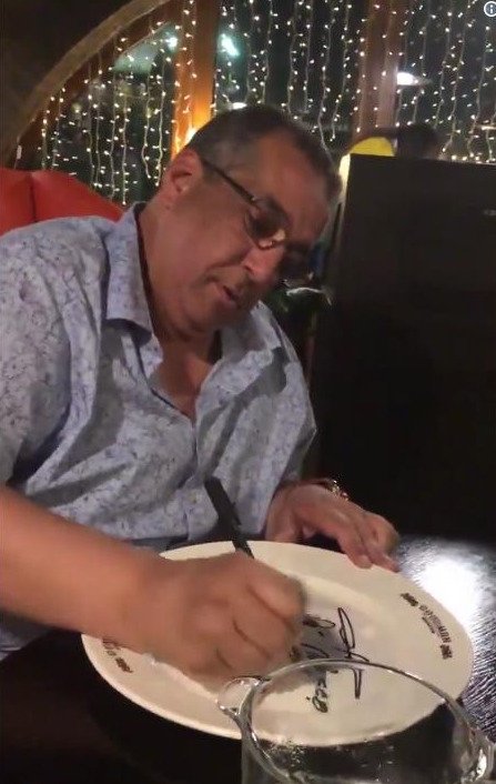 Εκπληκτική ομοιότητα: Προσποιήθηκε τον πρωθυπουργό του Μαρόκου για να κάνει κράτηση σε εστιατόριο [βίντεο]  | iefimerida.gr 0