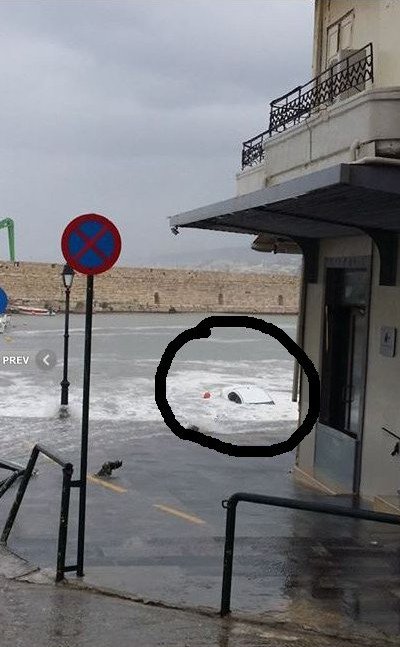 Κύματα «καταπίνουν» το Κούλε -Προβλήματα στα Χανιά -Αυτοκίνητο βυθίστηκε στο Ρέθυμνο [βίντεο & εικόνες] | iefimerida.gr 14