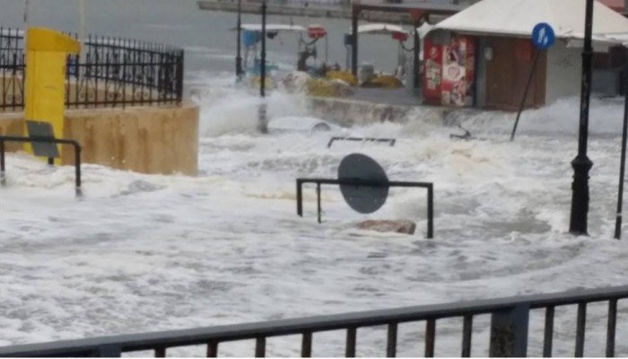 Κύματα «καταπίνουν» το Κούλε -Προβλήματα στα Χανιά -Αυτοκίνητο βυθίστηκε στο Ρέθυμνο [βίντεο & εικόνες] | iefimerida.gr 16