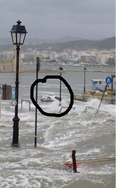 Κύματα «καταπίνουν» το Κούλε -Προβλήματα στα Χανιά -Αυτοκίνητο βυθίστηκε στο Ρέθυμνο [βίντεο & εικόνες] | iefimerida.gr 12