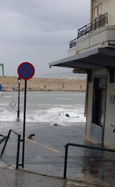 Κύματα «καταπίνουν» το Κούλε -Προβλήματα στα Χανιά -Αυτοκίνητο βυθίστηκε στο Ρέθυμνο [βίντεο & εικόνες] | iefimerida.gr 10