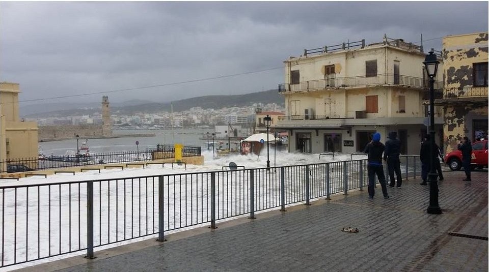 Κύματα «καταπίνουν» το Κούλε -Προβλήματα στα Χανιά -Αυτοκίνητο βυθίστηκε στο Ρέθυμνο [βίντεο & εικόνες] | iefimerida.gr 9