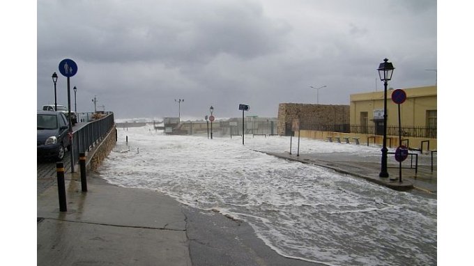 Η βροχή και οι άνεμοι σάρωσαν την Κρήτη -Στο παρά πέντε απεγκλωβίστηκε μητέρα με τα δυο της παιδιά [εικόνες & βίντεο] | iefimerida.gr 6