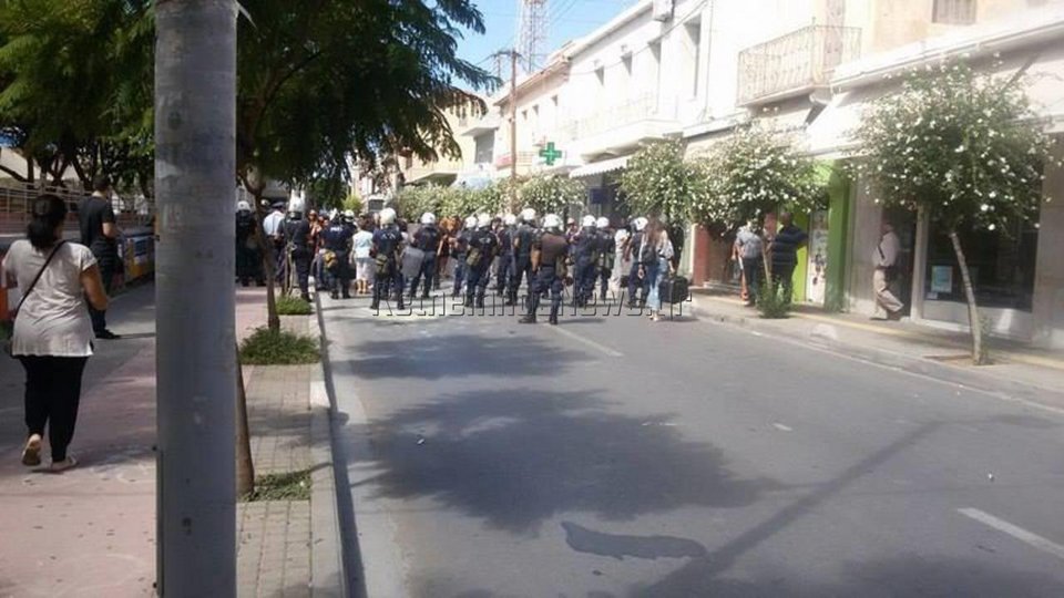 Eκρυθμη η κατάσταση στο Ρέθυμνο -Ενταση και δακρυγόνα σε πορεία για το μεταναστευτικό [εικόνες & βίντεο] | iefimerida.gr 2