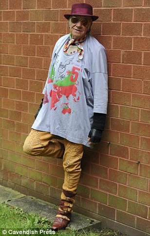 Fashion icon ετών 70- Ο πιο τρέντι συνταξιούχος ντύνεται με εκκεντρικά σύνολα και προκαλεί [εικόνες] | iefimerida.gr 3