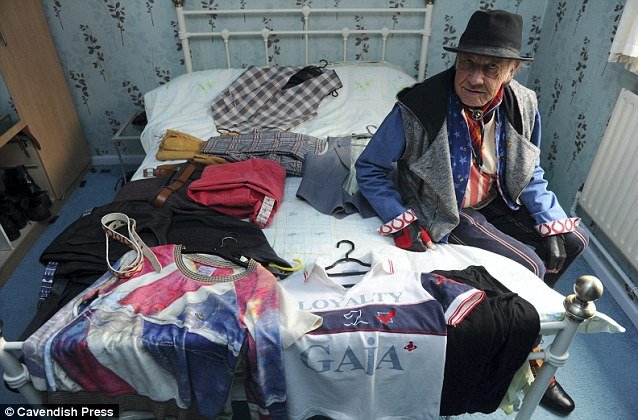 Fashion icon ετών 70- Ο πιο τρέντι συνταξιούχος ντύνεται με εκκεντρικά σύνολα και προκαλεί [εικόνες] | iefimerida.gr 4