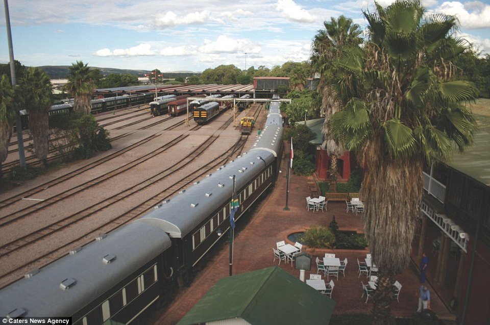 Ασυνήθιστο σαφάρι: Με βραδινό φόρεμα και ρετρό ατμόσφαιρα με πολυτελές τρένο [εικόνες] | iefimerida.gr 5